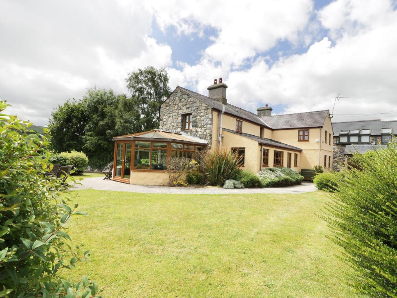 Ddol Helyg Farmhouse Llanrug Exterior photo